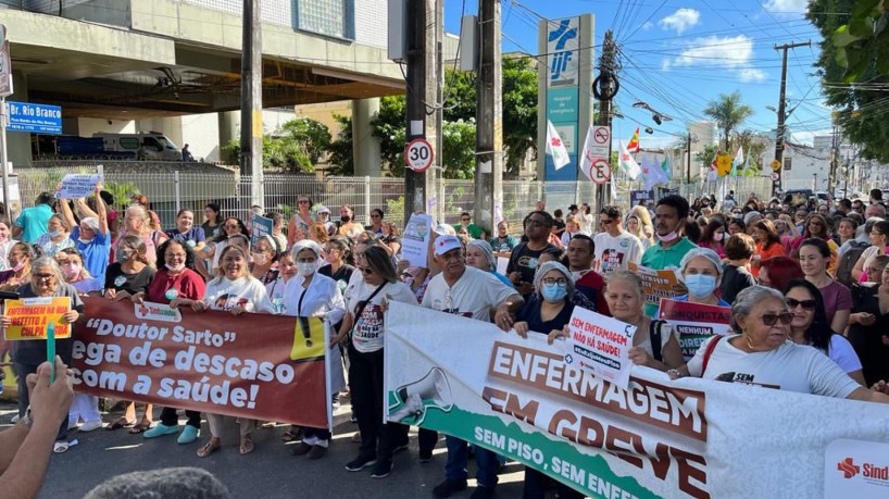 Profissionais da enfermagem realizam manifestação nas proximidades do IJF, em Fortaleza, pela implementação do piso da categoria