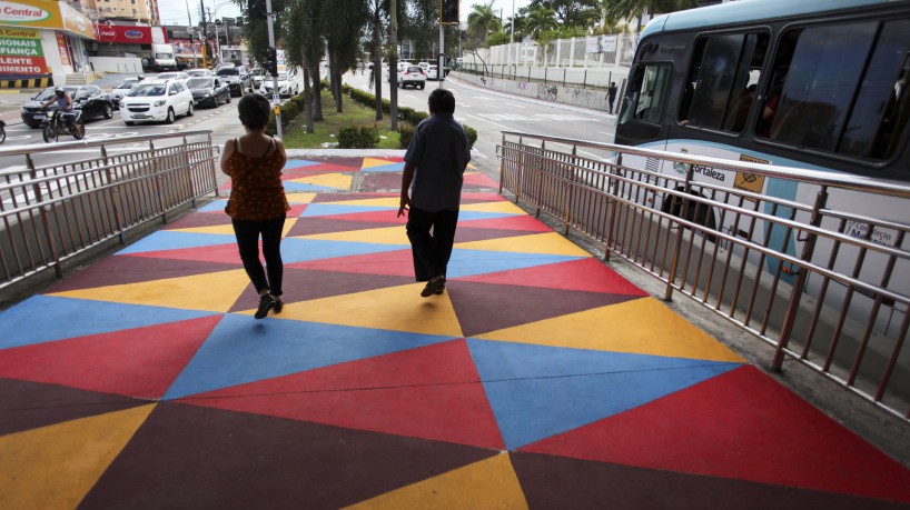 FORTALEZA, CEARÁ, BRASIL, 28.06.2023: Sinalização nos BRTs da Av. Aguanambi.