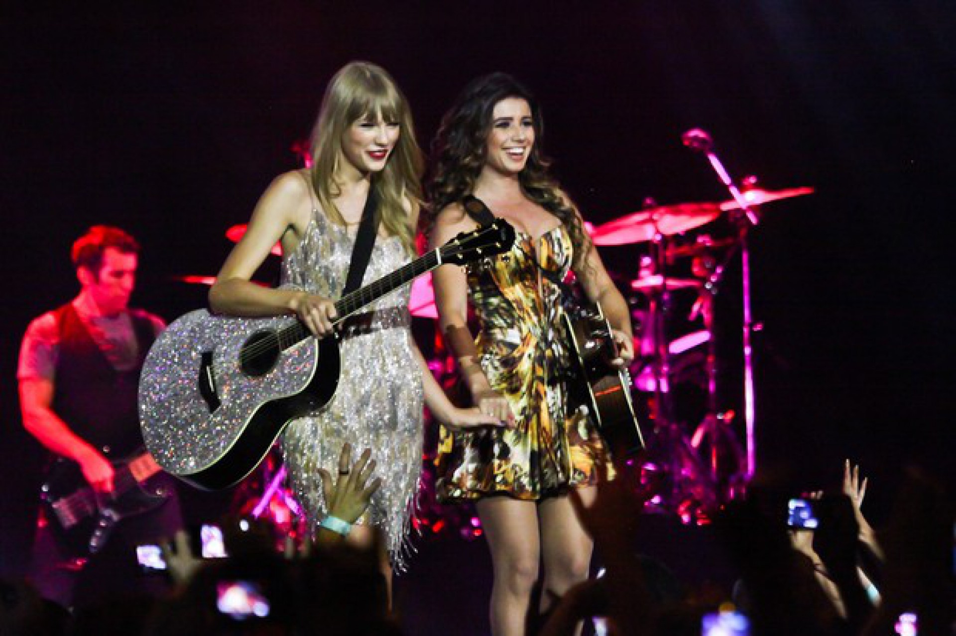 Taylor Swift e Paula Fernandes em show no Rio de Janeiro, em 2012