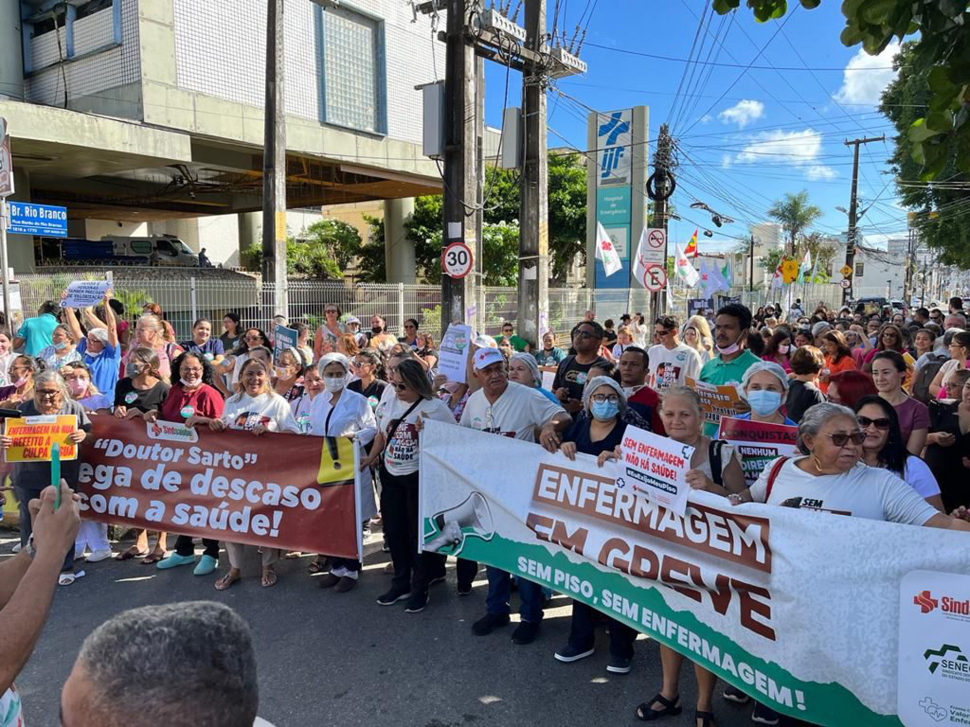 Profissionais da enfermagem realizam manifestação nas proximidades do IJF, em Fortaleza, pela implementação do piso da categoria (Foto: Divulgação / SindSaúde Ceará)