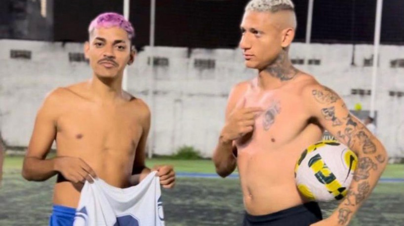 Jogador Richarlison e influencer Pobretion em jogo amador disputado em Fortaleza