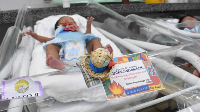 Os recém-nascidos do Centro de Neonatologia do Hospital Geral Doutor César Cals ganharam festa com temática junina