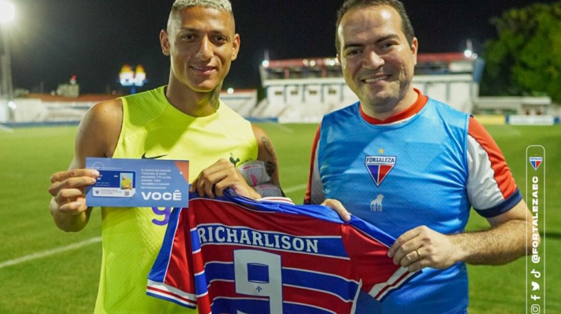 Richarlison, atacante da seleção brasileira, e Marcelo Paz, presidente do Fortaleza, juntos na sede do Tricolor do Pici