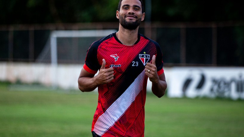 Zagueiro Alisson durante treinamento pelo Ferroviário 