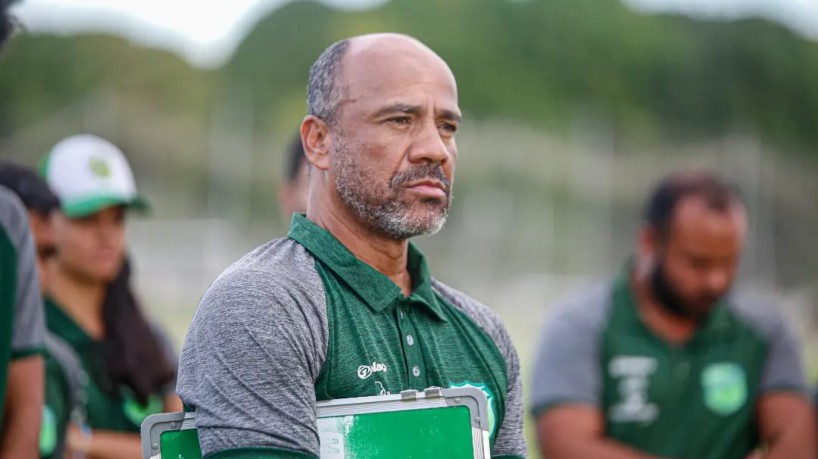 Técnico Sérgio Soares, do Floresta, comandando treino