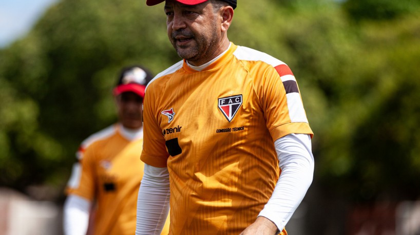 Técnico Paulinho Kobayashi em treino do Ferroviário no estádio Elzir Cabral