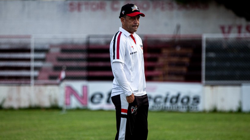 Técnico Paulinho Kobayashi em treino do Ferroviário no estádio Elzir Cabral