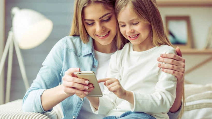 É importante estabelecer linhas de comunicação abertas com as crianças sobre as redes sociais (Imagem: George Rudy | Shutterstock) - Portal EdiCase