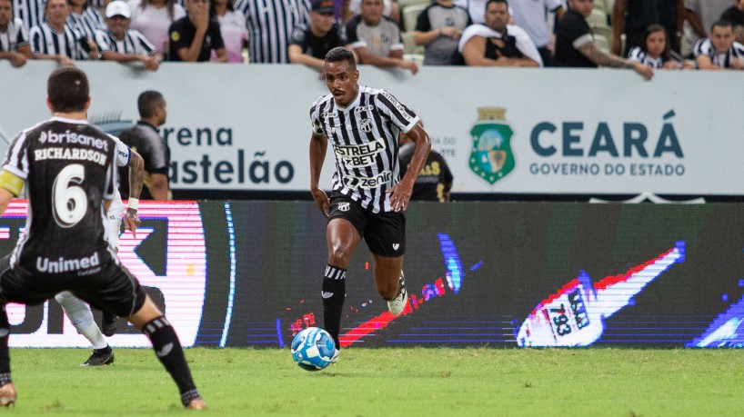 Volante Caíque no jogo Ceará x Avaí, na Arena Castelão, pelo Campeonato Brasileiro Série B 2023