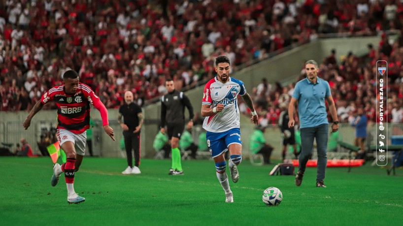 Lucero, atacante do Fortaleza, contra o Flamengo