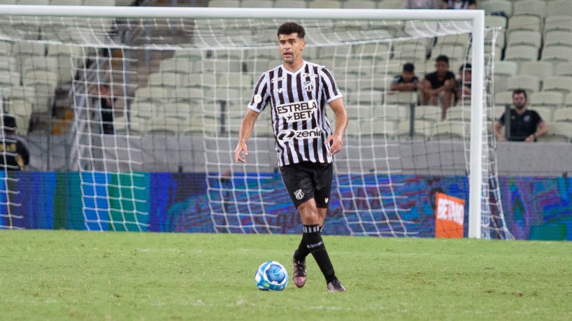 Zagueiro Léo Santos no jogo Ceará x Avaí, na Arena Castelão, pelo Campeonato Brasileiro Série B 2023