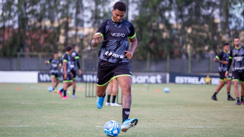 Lucas Ribeiro deve ser titular na defesa alvinegra