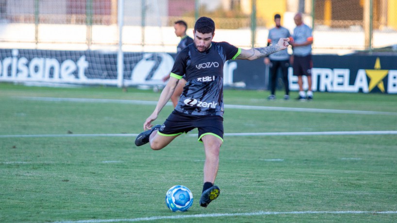 Volante Richardson em treino do Ceará no estádio Carlos de Alencar Pinto, em Porangabuçu