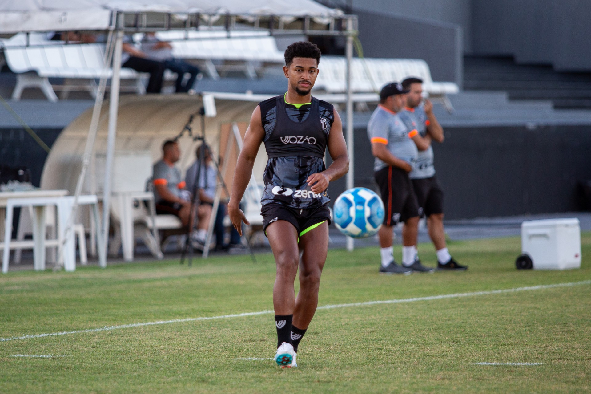 Warley é titular 
na lateral alvinegra (Foto: Felipe Santos/cearasc.com)