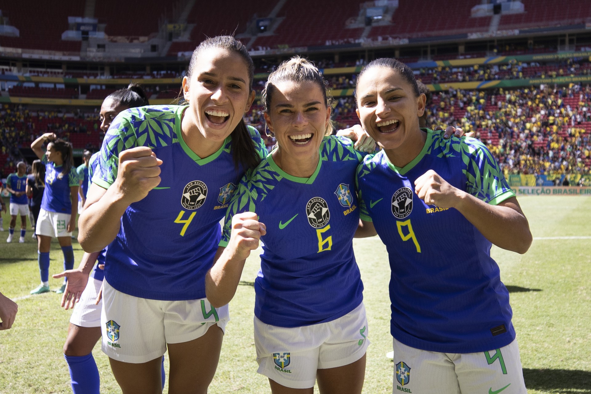 Jogadoras brasileiras - Rafaelle (4), Tamires (6) e Debinha (9) comemoram (Foto: Thais Magalhães/CBF)