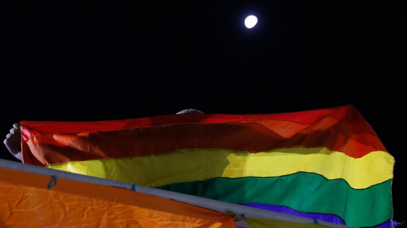 Rio de Janeiro (RJ), 28/06/2023 - Pessoas celebram o Dia Internacional do Orgulho  LGBTQIA+ na Cinelândia, região central da cidade. Foto: Fernando Frazão/Agência Brasil