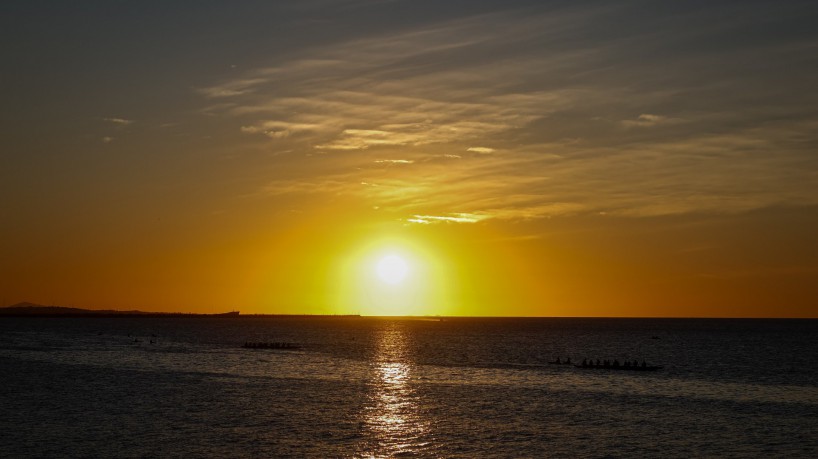 Pôr do sol à beira mar em Fortaleza