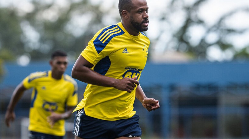 Zagueiro Sidnei durante passagem pelo Cruzeiro