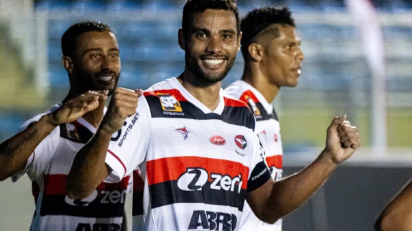 Zagueiro Alisson comemorando gol marcado pelo Ferroviário 