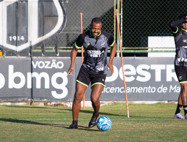 Zagueiro Sidnei em treino do Ceará no estádio Carlos de Alencar Pinto, em Porangabuçu 