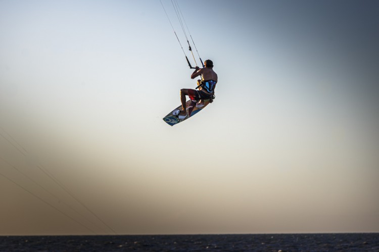 Kitesurf é um dos esportes aquáticos que mais atrai turistas ao Ceará. 