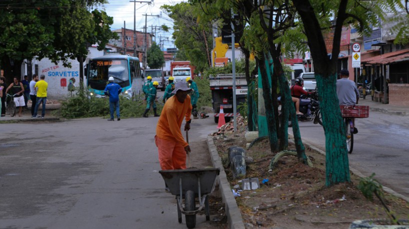  A ação da Prefeitura de Fortaleza visa intensificar intervenções em algumas vias da cidade, como limpeza, recuperação de malha asfáltica e arborização