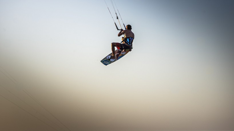 Kitesurf é um dos esportes aquáticos que mais atrai turistas ao Ceará. 