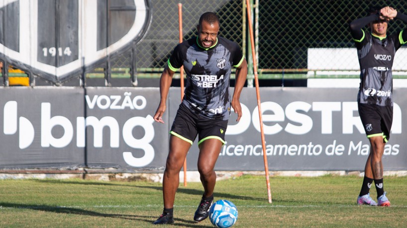 Zagueiro Sidnei em treino do Ceará no estádio Carlos de Alencar Pinto, em Porangabuçu