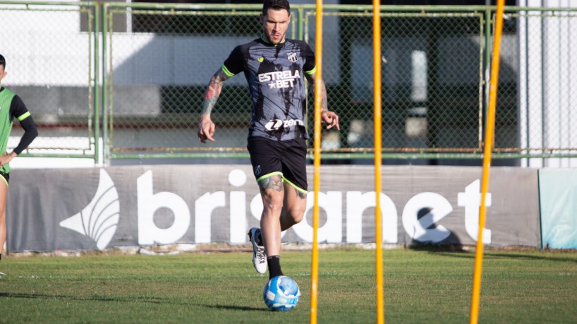 Zagueiro Tiago Pagnussat em treino do Ceará no estádio Carlos de Alencar Pinto, em Porangabuçu