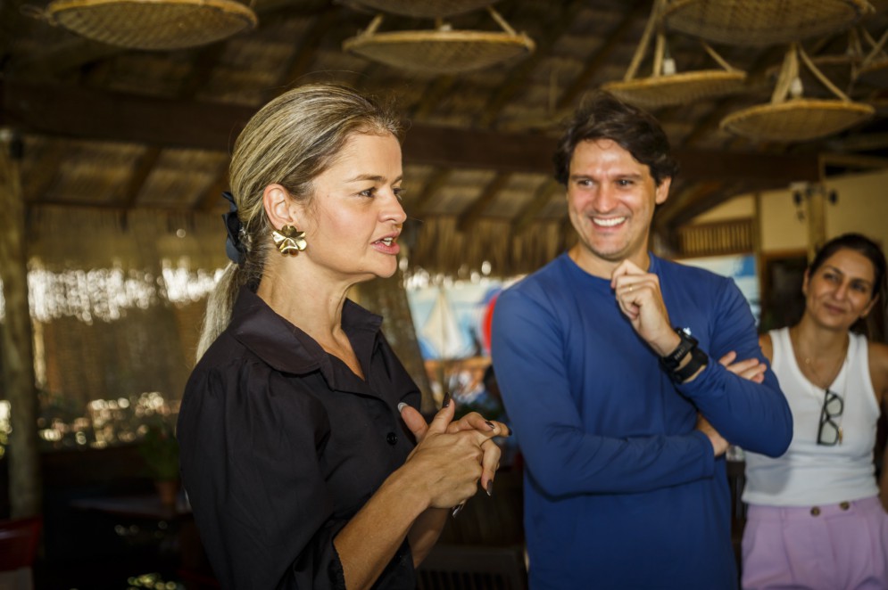 Yrwana Albuquerque, secretária de Turismo do Ceará, em apresentação do Grupo Carnaúba na Praia do Preá(Foto: Nicolas Leiva/Divulgação)