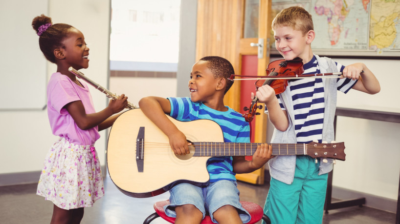 O aprendizado musical colabora com a coordenação motora das crianças (Imagem: creativeart | ShutterStock) - Portal EdiCase