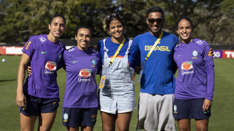 Nadadora Etiene Medeiros visitou treino da seleção brasileira feminina de futebol na Austrália