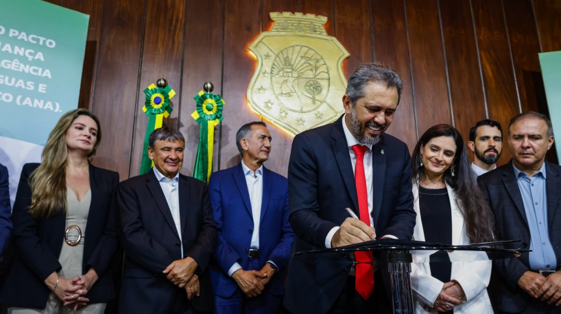 ￼GOVERNADOR assinou o Pacto pela Governança da Água