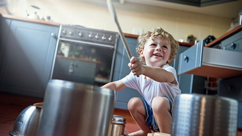 Pais podem aproveitar período de férias para realizarem atividades com seus filhos em casa 