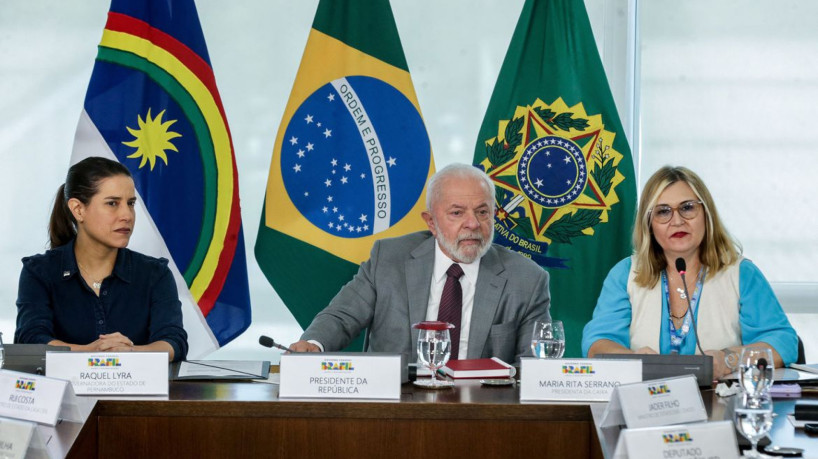 Brasília/DF, 12/07/2023, A Governadora de Pernambuco, Raquel Lyra, o presidente Lula, e a presidente da Caixa, Maria Rita Serrano, durante assinatura de contrato FINISA - Financiamento à Infraestrutura e ao Saneamento, no Palácio do Planalto. Foto: Antônio Cruz/Agência Brasil