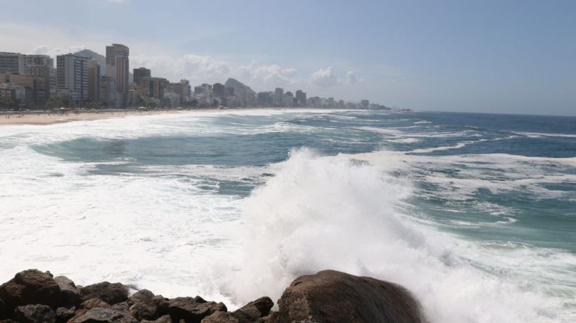 Ressaca pode provocar ondas de até 4 m na cidade do Rio de Janeiro