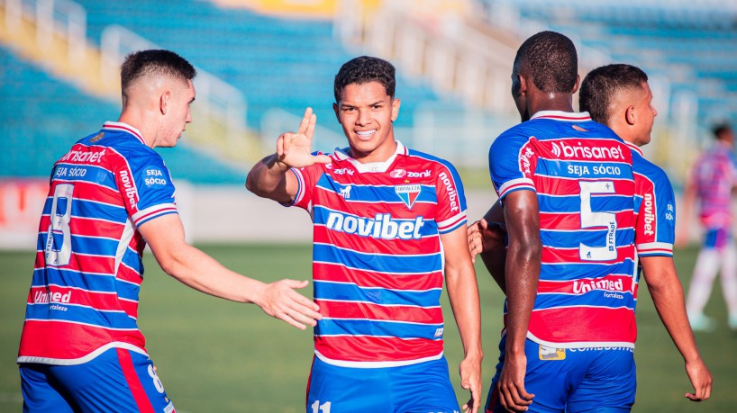 Amorim comemorando seu primeiro gol com a camisa do Fortaleza