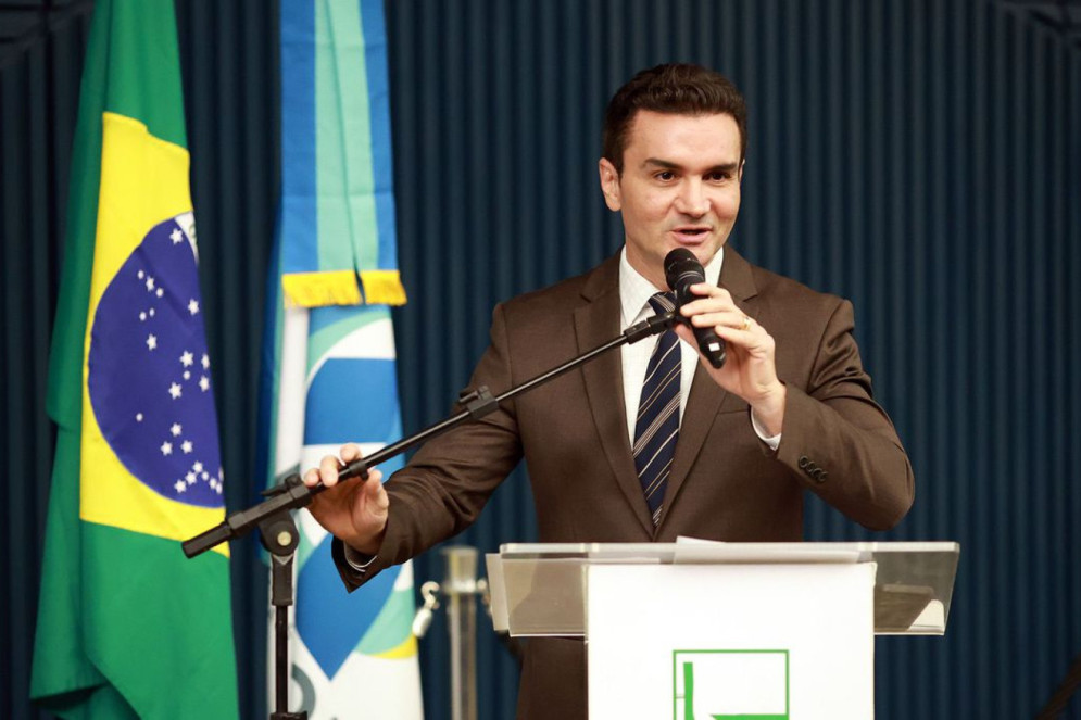 O atual ministro do turismo, Celso Sabino, foi eleito deputado federal pelo União, partido que não se coloca nem na base, nem na oposição do atual governo(Foto: MyKe Sena/Câmara dos Deputados)