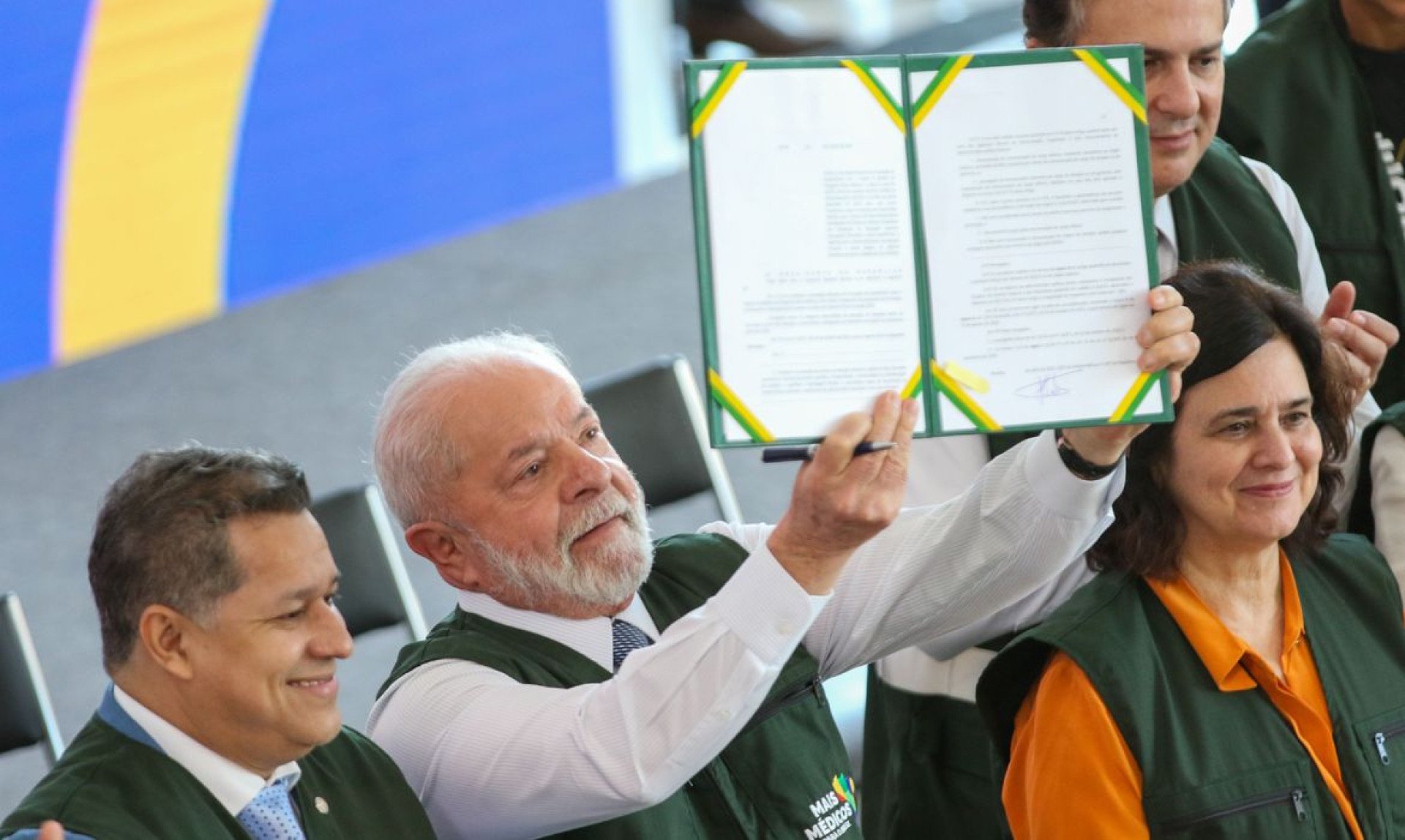 Presidente Lula ao lado da agora ex-ministra Nísia Trindade (Foto: Fabio Rodrigues-Pozzebom/ Agência Brasil)