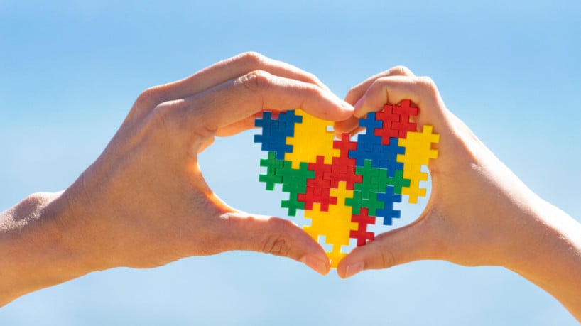 Ter acesso ao diagnóstico auxilia na compreensão de situações e até mesmo de desconfortos que adultos autistas enfrentam (Imagem: Veja | Shutterstock) - Portal EdiCase