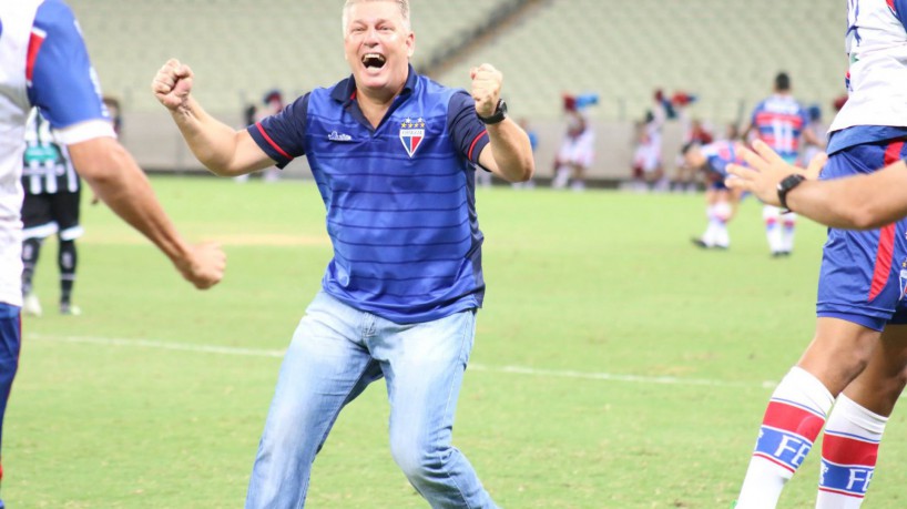 Técnico Daniel Frasson em jogo do Fortaleza no Castelão