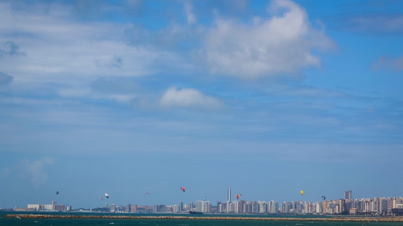 FORTALEZA-CE, BRASIL, 15-07-2023: Segunda parte do Programa Fortaleza Radical - ativação kitesurfe, na Vila do Kite, na Barra do Ceará, com a chegada de kitesurfistas vindos pelo mar desde a Praia do Futuro, aulas de kite e música com DJ. (Foto: Aurelio Alves/O Povo)