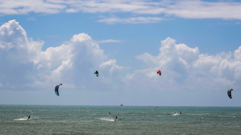 FORTALEZA-CE, BRASIL, 15-07-2023: Segunda parte do Programa Fortaleza Radical - ativação kitesurfe, na Vila do Kite, na Barra do Ceará, com a chegada de kitesurfistas vindos pelo mar desde a Praia do Futuro, aulas de kite e música com DJ. (Foto: Aurelio Alves/O Povo)