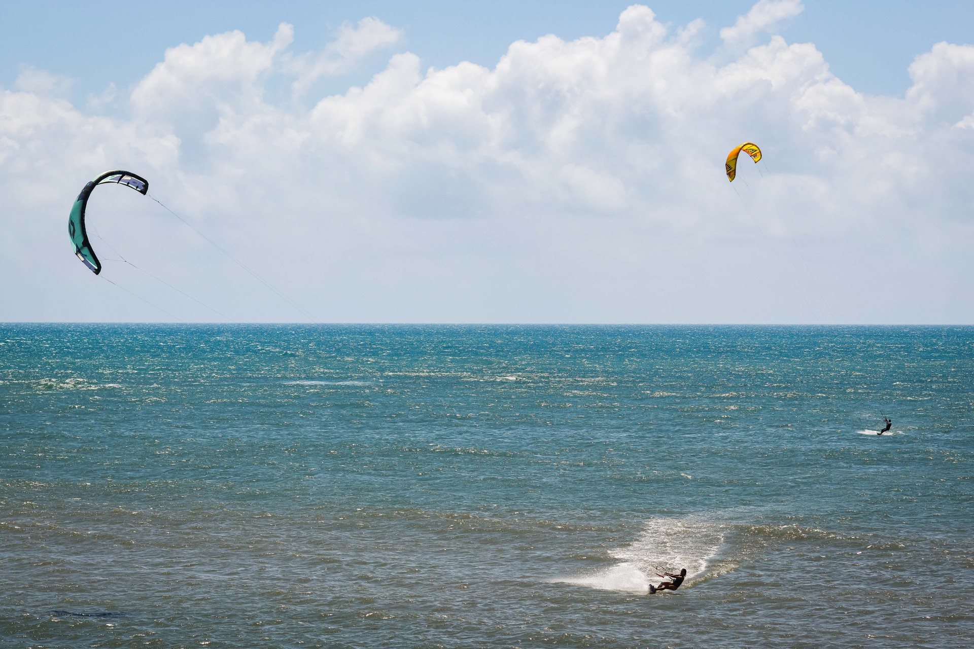 UM DOS programas voltados à economia do mar é o Fortaleza Radical, que incentiva a prática também do kitesurfe na orla do município (Foto: AURÉLIO ALVES)