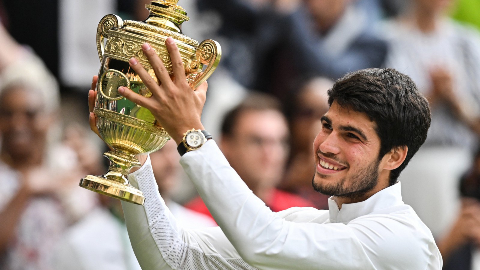 Em jogo de quase 5 horas, Alcaraz supera Djokovic e é campeão de Wimbledon