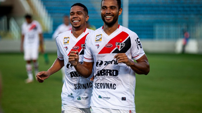 Zagueiro Alisson (direita) comemora gol no jogo do Ferroviário