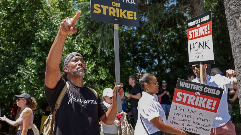 Membro do Sindicato de Atores de Hollywood (SAG-AFTRA), o dublador James Mathis III participou das manifestações em apoio à greve