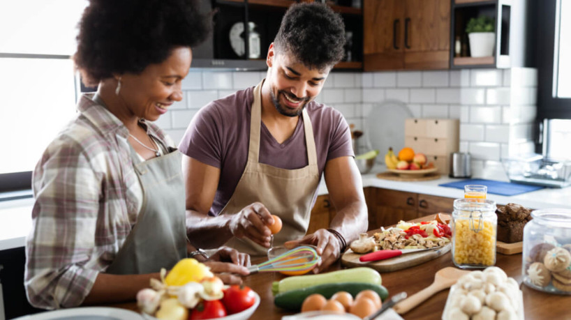 Reduzir alimentos ultraprocessados é essencial para melhorar a saúde física e mental (Imagem: NDABCREATIVITY | Shutterstock)