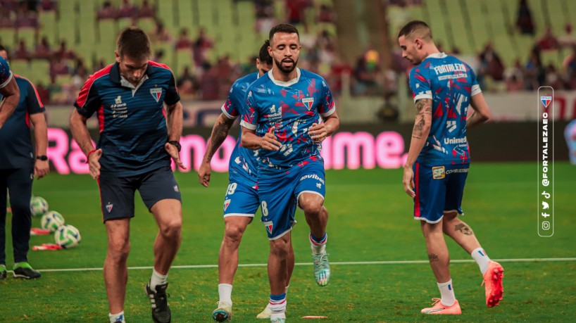 Atletas Caio Alexandre e Thiago Galhardo durante aquecimento do Fortaleza