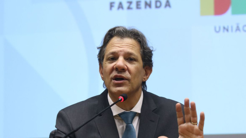 Brasília (DF), 17/07/2023 - Ministro da Fazenda, Fernando Haddad, fala sobre o programa Desenrola Brasil. durante entrevista coletiva a imprensa,  E/D. Secretario da SPE, Guilherme Mello, Ministro Haddad, e o Assessor da Secretária de Reformas Econômicas, Alexandre Ferreira.Foto Valter Campanato/Agência Brasil.
